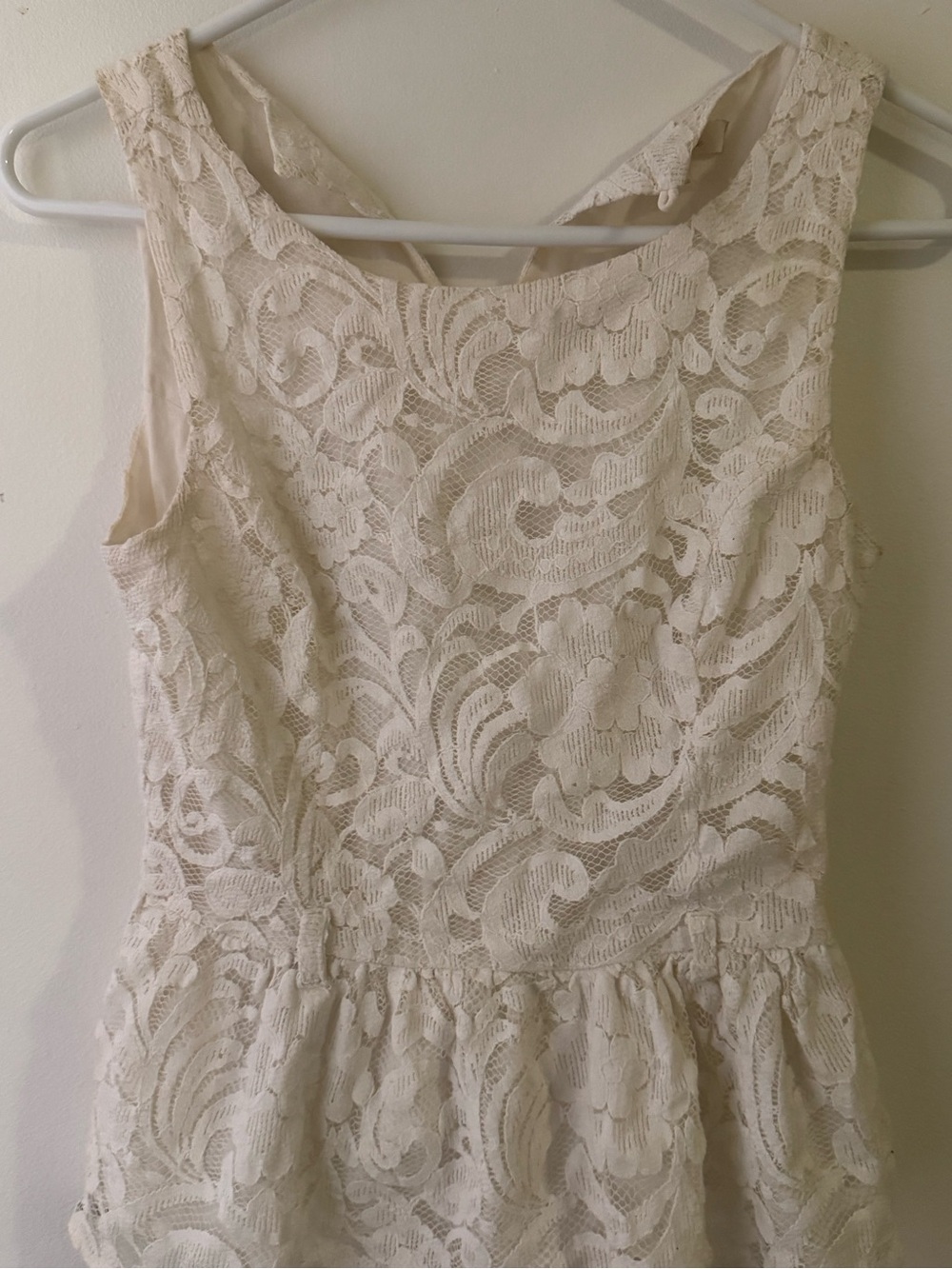 Lace Sleeveless Dress in Ivory (no button for the back)
